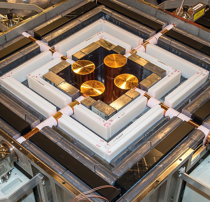 Pingpong-Neutrinos im Präzisionstest: Wie ein Mini-Detektor ein fundamentales Signal sichtbar macht